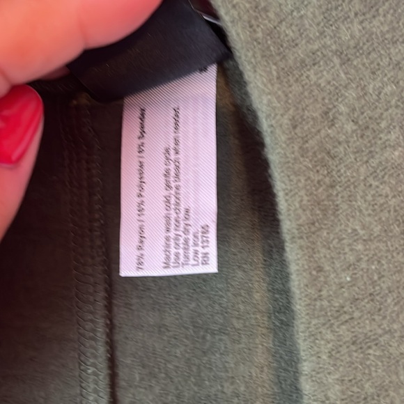 Open sided cape with pockets - Picture 7 of 7